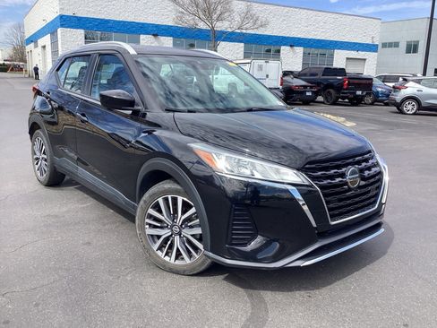 Used 2021 Nissan Kicks SV image 1