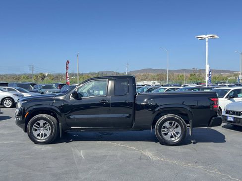 Used 2025 Nissan Frontier SV w/ SV Convenience Package RWD image 2
