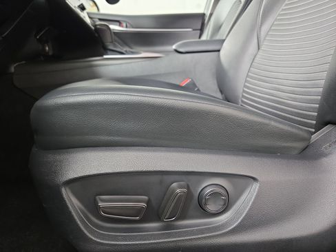 Used 2024 Toyota Camry SE image 29