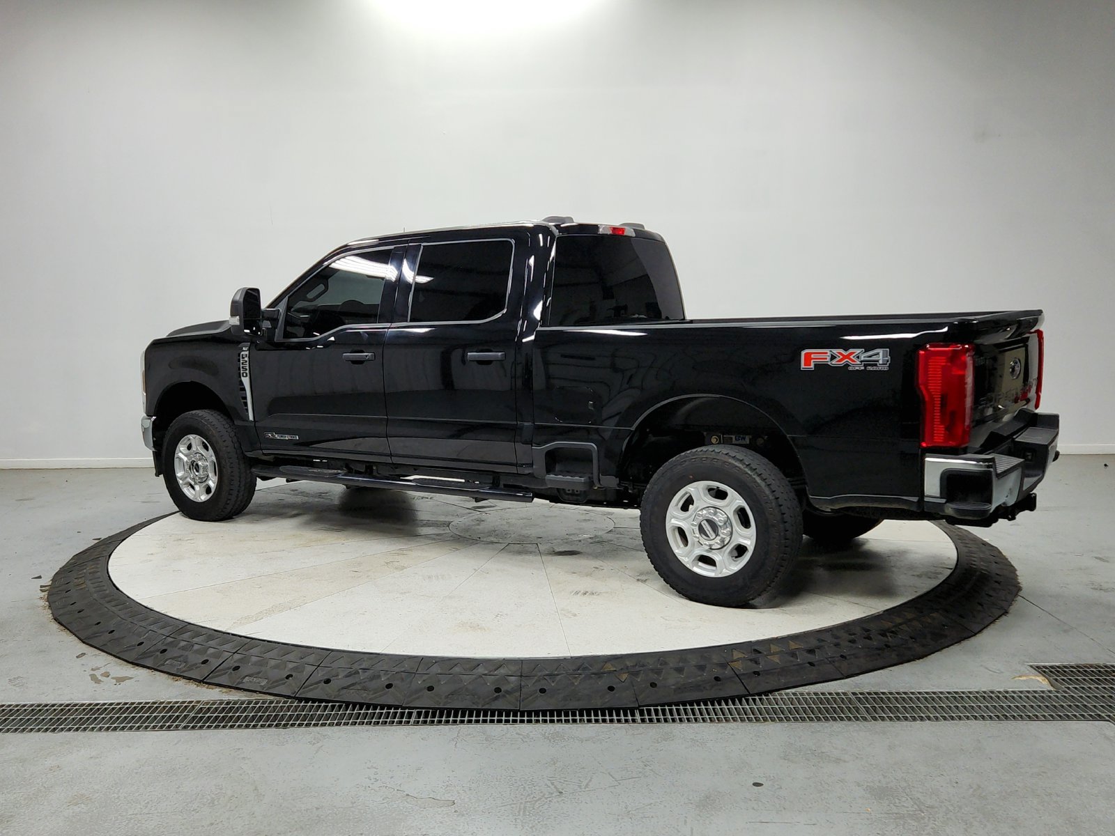 Used 2025 Ford F250 XLT w/ FX4 Off-Road Package AWD/4WD image 6