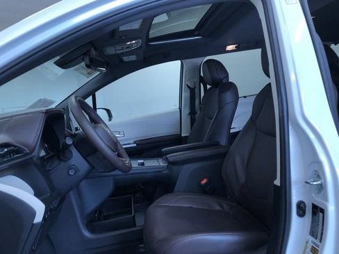Certified 2024 Toyota Sienna Platinum image 18