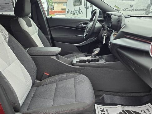 Used 2025 Chevrolet Trax RS FWD image 18