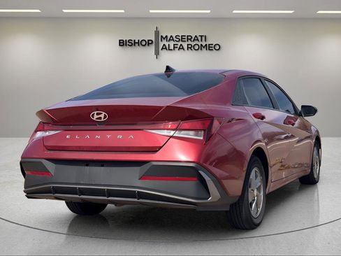 Used 2024 Hyundai Elantra SE image 5
