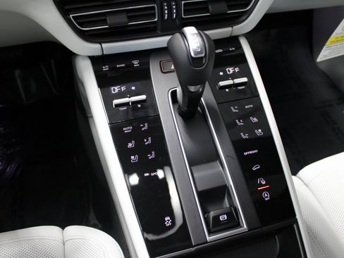 New 2026 Porsche Macan image 32