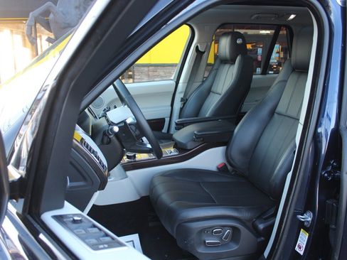 Used 2015 Land Rover Range Rover HSE image 16