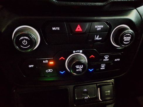 Used 2021 Jeep Renegade Latitude FWD image 9
