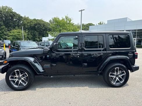 Used 2024 Jeep Wrangler Unlimited w/ Convenience Group AWD/4WD image 18