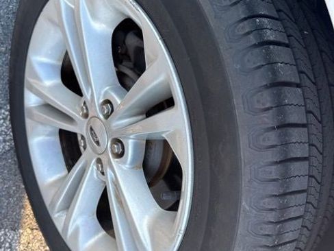 Used 2016 Ford Taurus SEL image 8