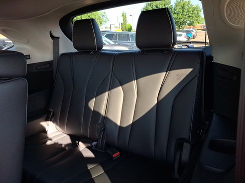 Certified 2026 Acura MDX SH-AWD w/ Advance Package image 10