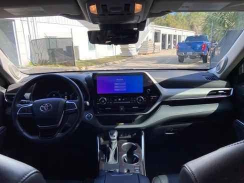 Used 2023 Toyota Highlander Platinum image 18