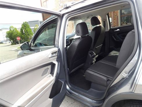 Used 2018 Volkswagen Tiguan SE FWD image 11