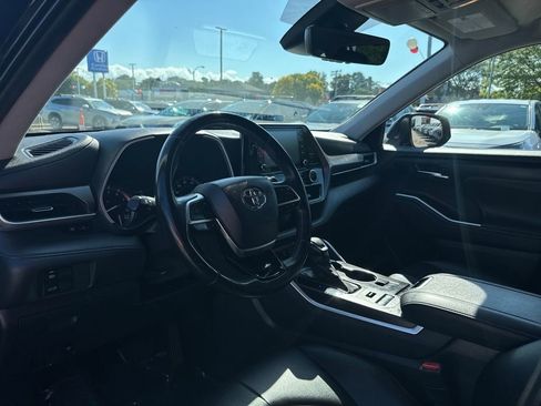 Used 2020 Toyota Highlander XLE image 19