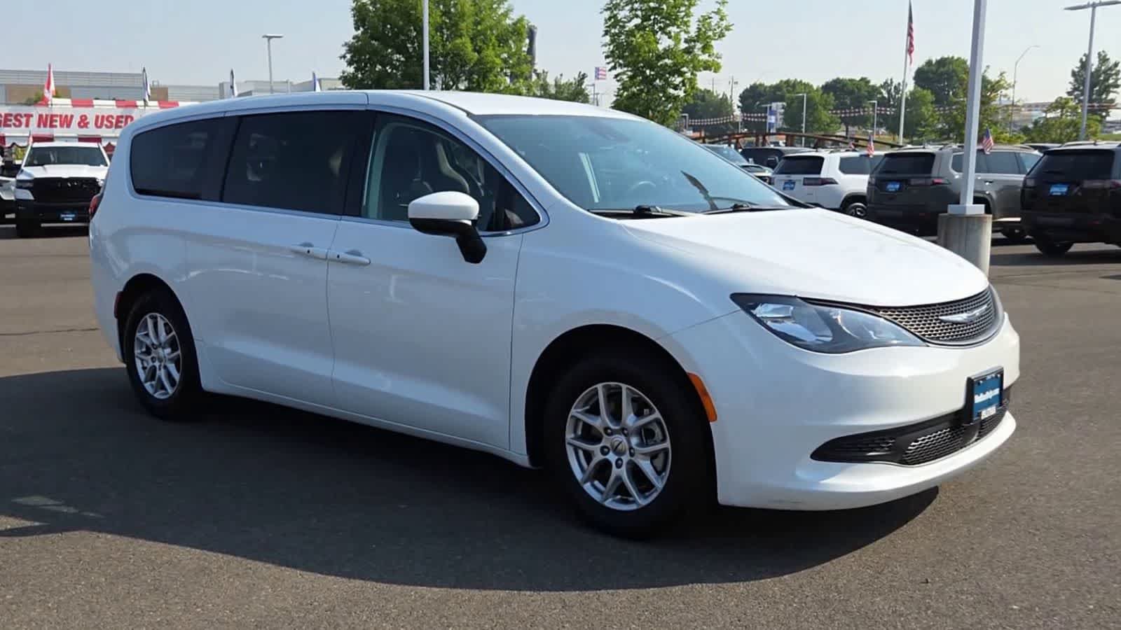 Used 2023 Chrysler Voyager LX FWD image 2
