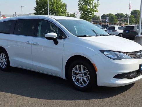 Used 2023 Chrysler Voyager LX FWD image 2