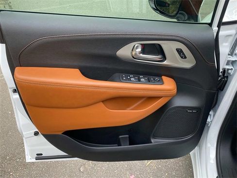 Used 2026 Chrysler Pacifica Pinnacle image 13