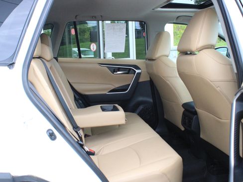 Used 2020 Toyota RAV4 XLE Premium AWD/4WD image 28