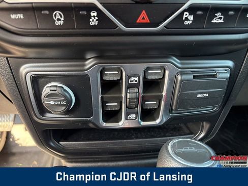 Used 2022 Jeep Gladiator Sport image 31