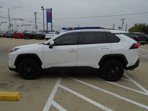 Used 2021 Toyota RAV4 XLE image 4