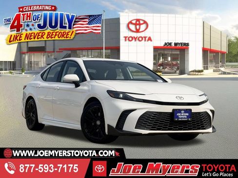 Used 2025 Toyota Camry SE FWD image 1
