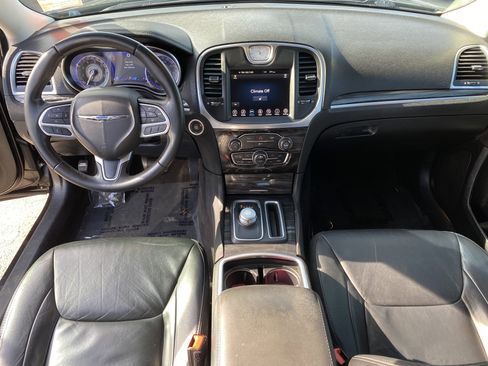 Used 2017 Chrysler 300 Limited image 18