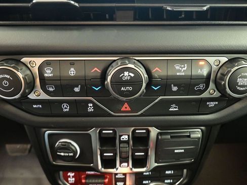 New 2025 Jeep Wrangler Unlimited Rubicon w/ Technology Group image 28