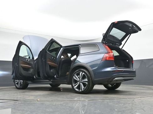 Used 2025 Volvo V60 B5 Cross Country Plus AWD/4WD image 56