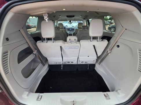 Used 2019 Chrysler Pacifica Touring-L w/ Tire & Wheel Group FWD image 7