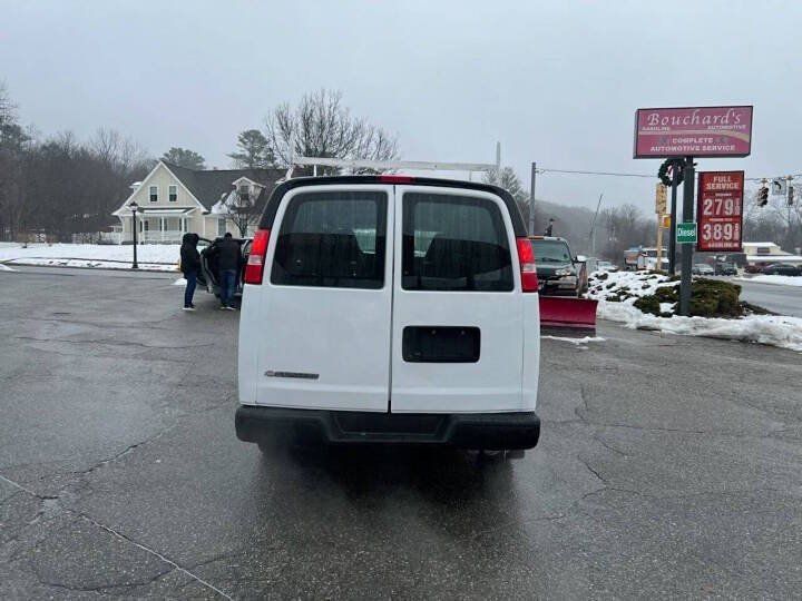 Used 2017 Chevrolet Express 3500 Extended RWD image 4