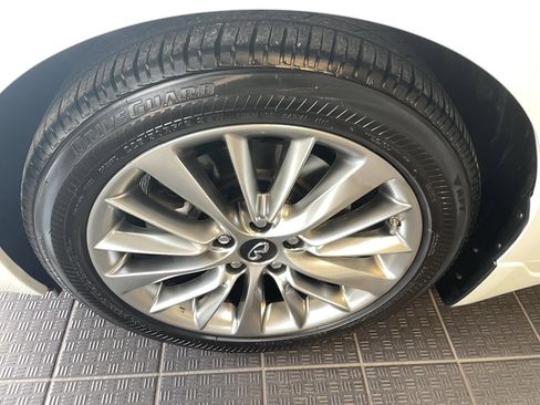 Used 2019 INFINITI Q50 Luxe w/ Essential Package (3.0T Luxe) image 5