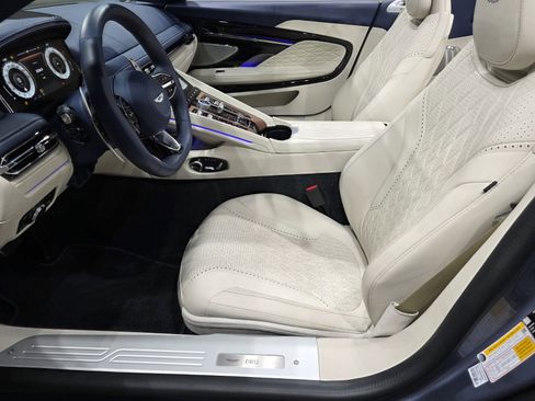 Used 2025 Aston Martin DB12 Convertible image 17