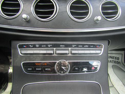 Used 2019 Mercedes-Benz E 300 4MATIC w/ Premium 1 Package image 16