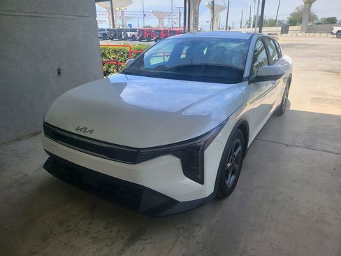 Used 2025 Kia K4 LXS image 1