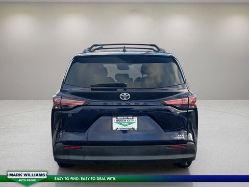 Used 2021 Toyota Sienna XLE image 6