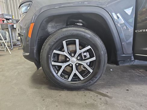 Used 2024 Jeep Grand Cherokee L Limited w/ Luxury Tech Group II AWD/4WD image 34