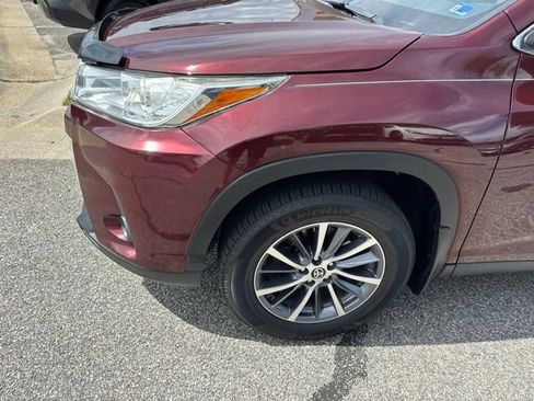 Used 2019 Toyota Highlander XLE AWD/4WD image 3