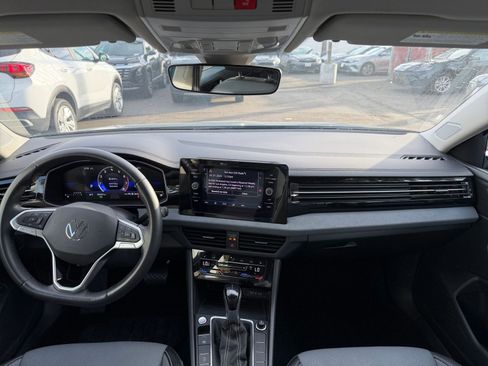 Used 2025 Volkswagen Jetta SE image 33