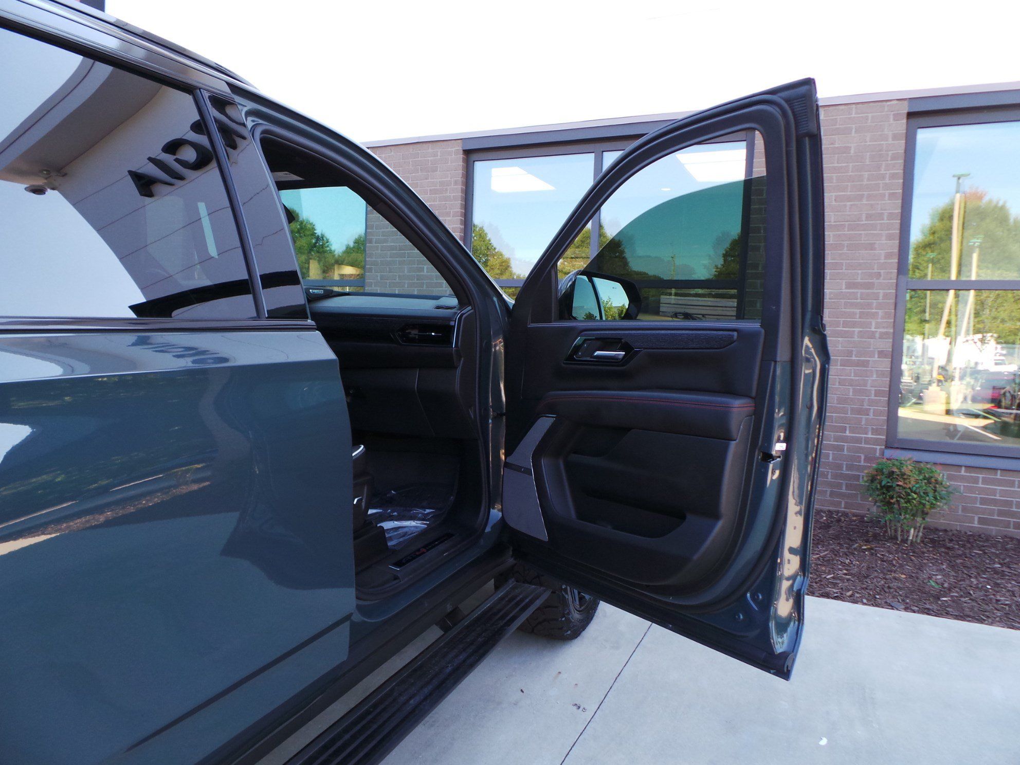 Used 2025 GMC Yukon AT4 Ultimate w/ LPO, Floor Liner Package AWD/4WD image 45