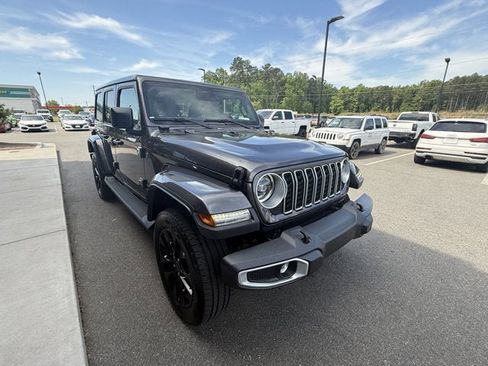 Used 2025 Jeep Wrangler Sahara AWD/4WD image 8