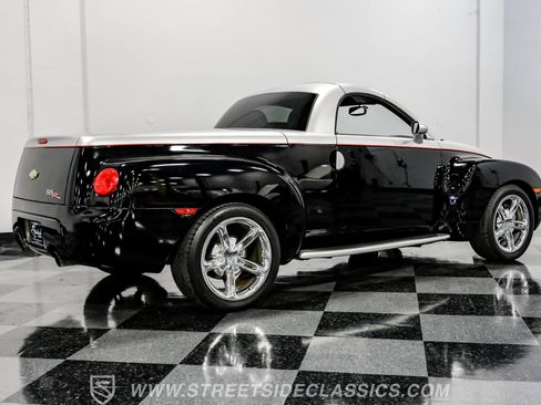 Used 2005 Chevrolet SSR w/ Preferred Equipment Group image 12
