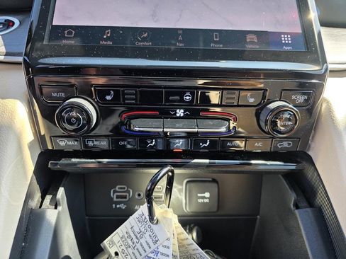 Used 2024 Jeep Grand Cherokee L Limited image 21