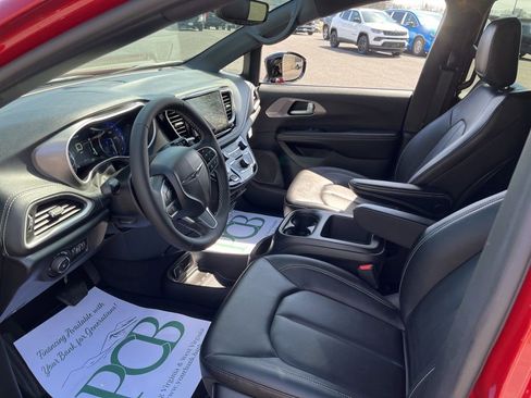 New 2026 Chrysler Pacifica Select image 2