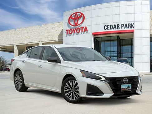 Used 2025 Nissan Altima 2.5 SV FWD image 1