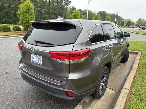 Used 2019 Toyota Highlander Plus FWD image 13