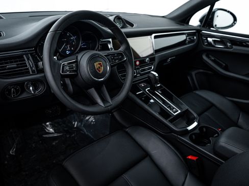 Certified 2025 Porsche Macan image 4