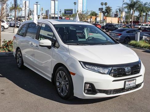 Used 2025 Honda Odyssey Touring image 3