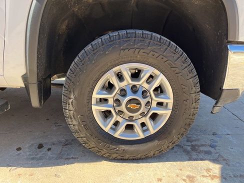 Used 2024 Chevrolet Silverado 2500 LT w/ Convenience Package image 9