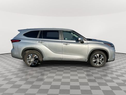 Used 2023 Toyota Highlander XLE image 8