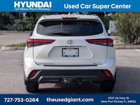 Used 2021 Toyota Highlander XLE AWD/4WD image 4