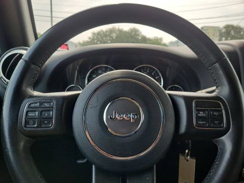 Used 2018 Jeep Wrangler Unlimited Sahara w/ Connectivity Group AWD/4WD image 15