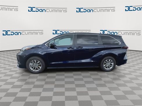 Used 2024 Toyota Sienna LE image 5